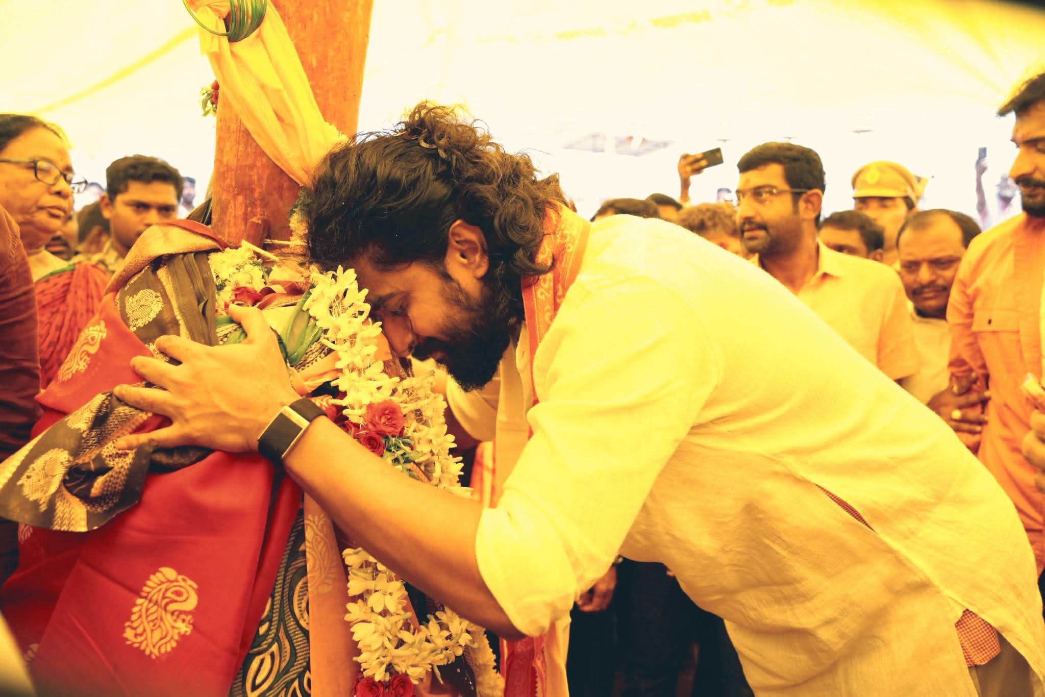 సమ్మక్క సారలమ్మను దర్శించుకున్న ‘ది పారడైజ్’ టీమ్