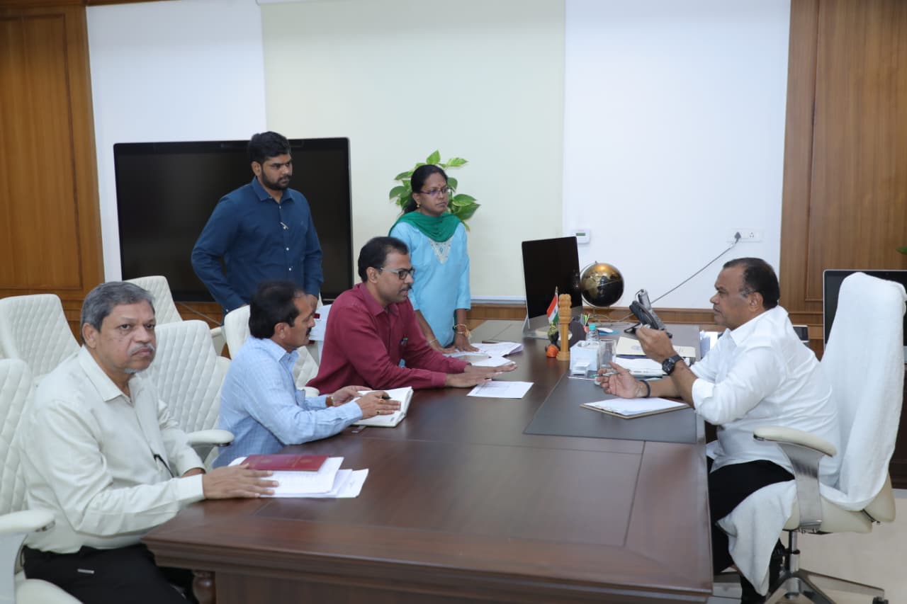 సీఆర్ఐఎఫ్, ఆర్ఓబీ పనులు వేగవంతం చేయాలి - కోమటిరెడ్డి