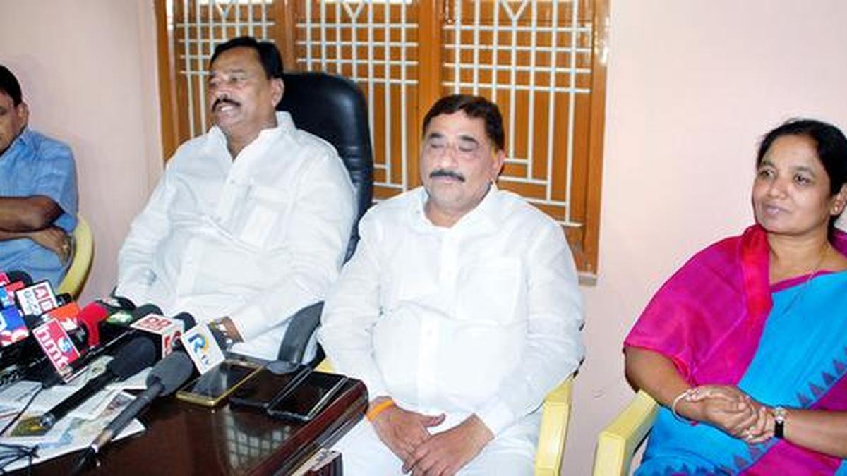 నల్లచెరువు జెడ్పీటీసీ బరిలో పరిటాల శ్రీరామ్.. టీడీపీ అభ్యర్థిగా నామినేషన్