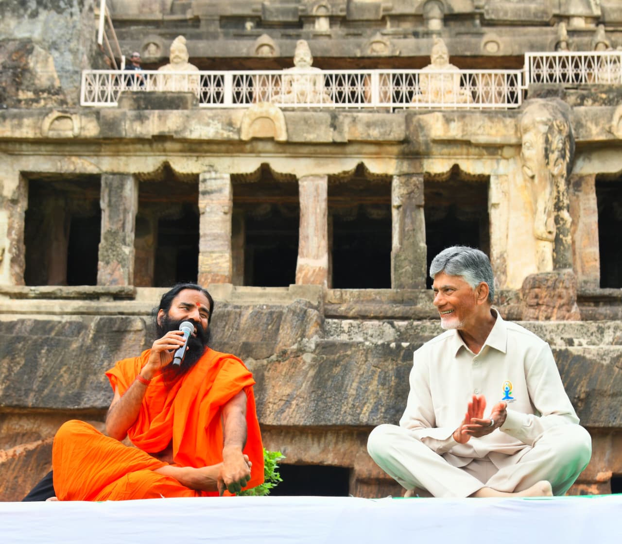 యోగాంధ్ర కార్యక్రమంలో సీఎం చంద్రబాబు, బాబా రామ్‌దేవ్ పాల్గొన్నారు