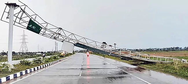 Heavy Rain and Strong Winds Lash Bapatla