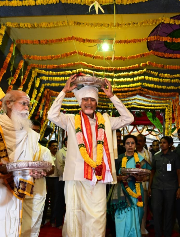కనకదుర్గమ్మకు పట్టువస్త్రాలు సమర్పించిన సీఎం చంద్రబాబు దంపతులు