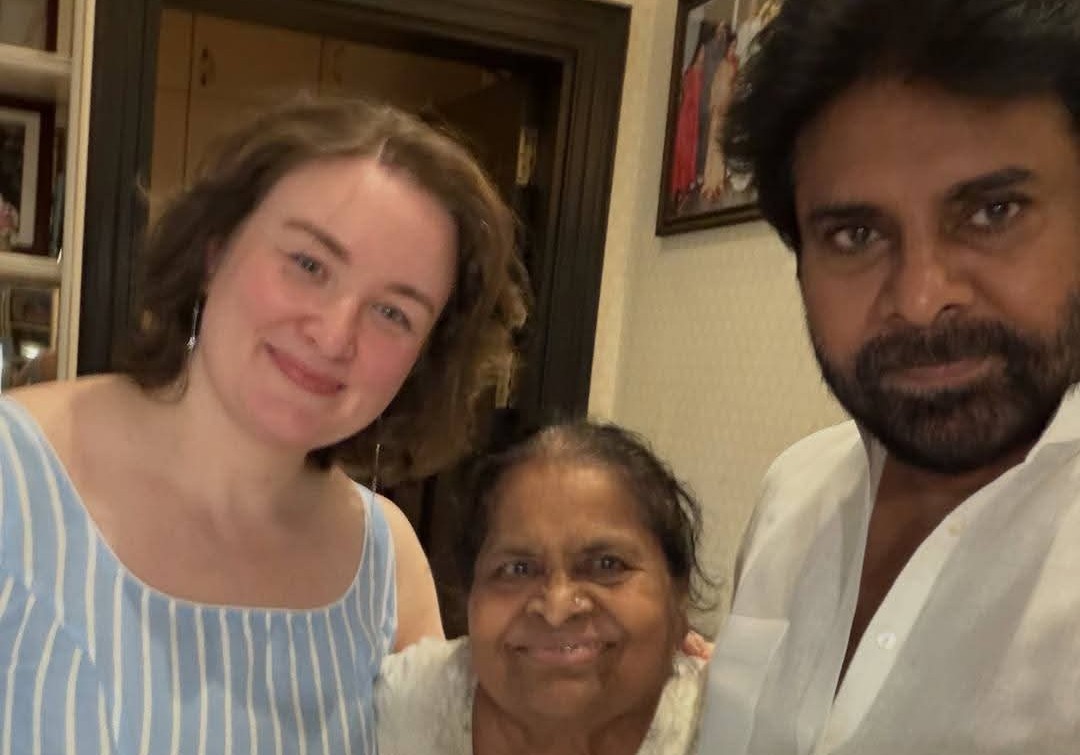 పవన్ కళ్యాణ్‌తో ఫ్యామిలీ ఫోటో షేర్ చేసిన అన్నా కొణిదెల