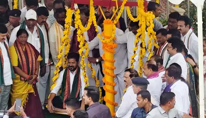Revanth Reddy Visits Medaram.. Offers Special Prayers to Tribal Deities
