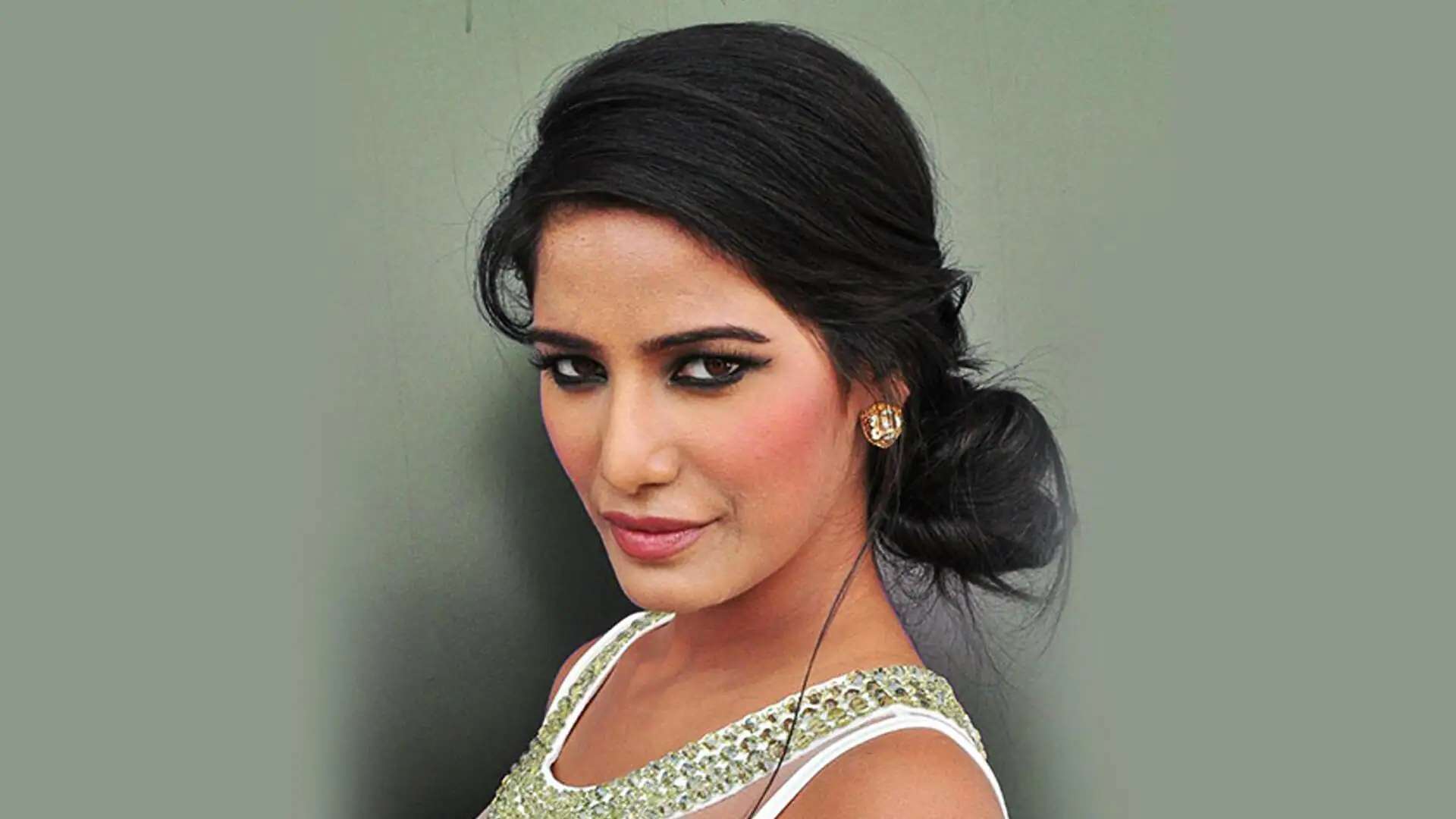 పూనమ్ పాండే వ్యాఖ్యలపై తీవ్ర దుమారం