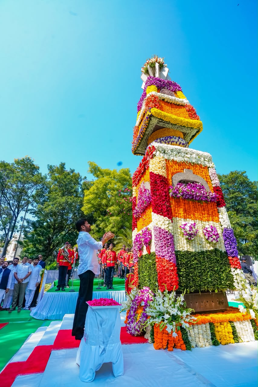 గన్పార్క్లో అమరవీరులకు రేవంత్ రెడ్డి నివాళులు