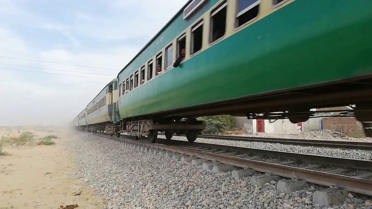 చైన్ లాగి పరార్.. వెంటాడిన పోలీసులు