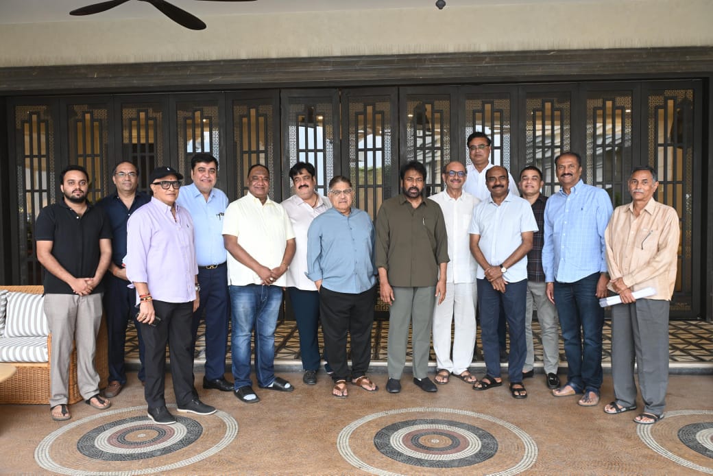 Chiranjeeviతో కీలక సమావేశం.. ‘పెద్ది’ గురించి కాదు, ఇండస్ట్రీ సమస్యే : Dil Raju