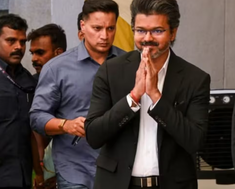 విజయ్ ధరించిన ఖరీదైన బెల్ట్.. నెట్టింట వైరల్