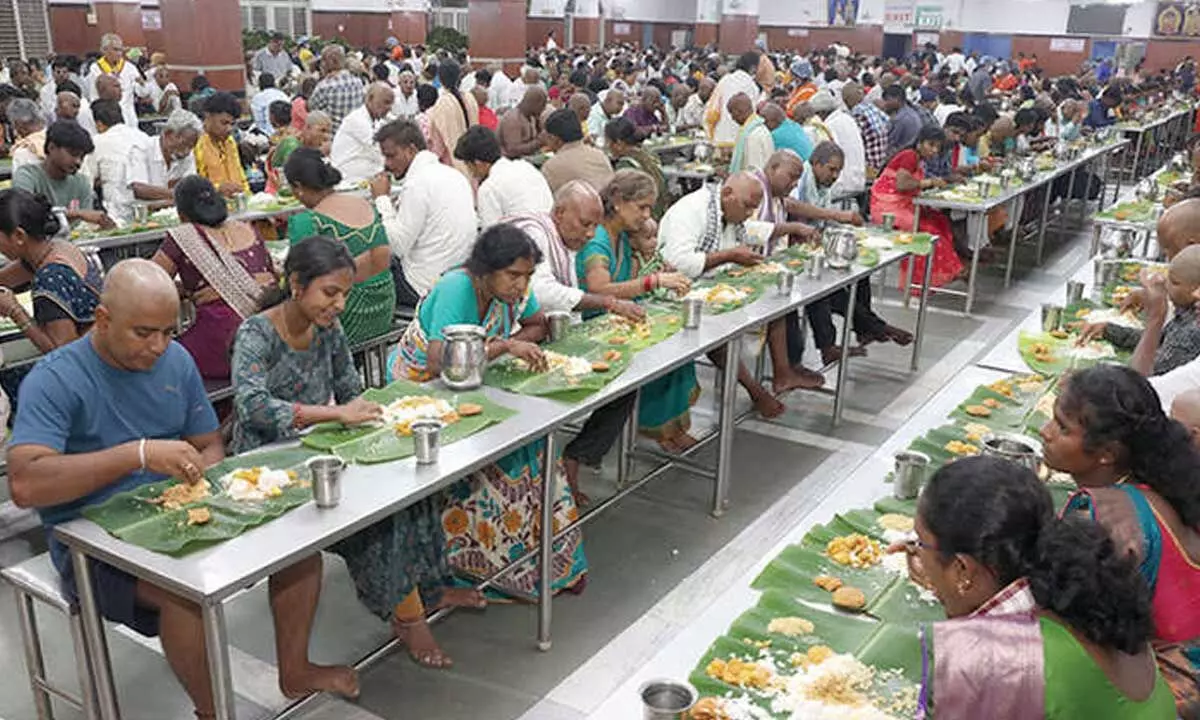 తిరుమలలో రోజుకు 3 లక్షల మందికి అన్నప్రసాదం..