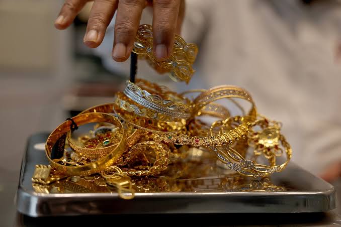 స్వల్పంగా తగ్గిన బంగారం ధరలు