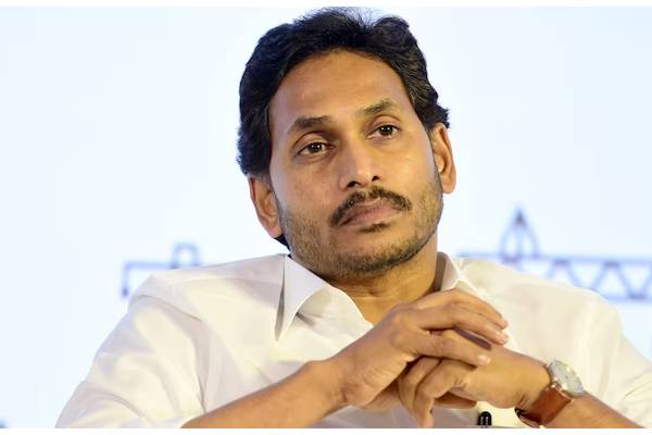 పులివెందులలో రబ్బర్‌ బుల్లెట్‌ గాయపడిన వైఎస్సార్‌సీపీ కార్యకర్తకు వైఎస్‌ జగన్‌ పరామర్శ