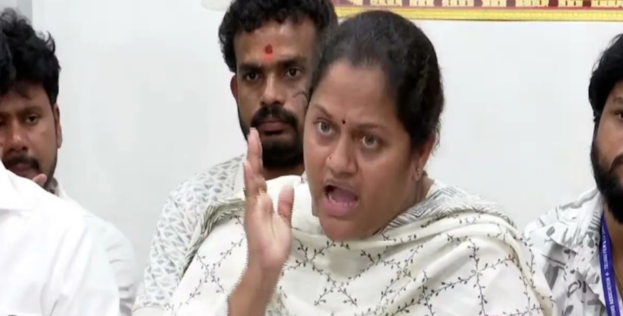 Tension at Film Chamber.. Sumalatha Confronts Federation Leaders