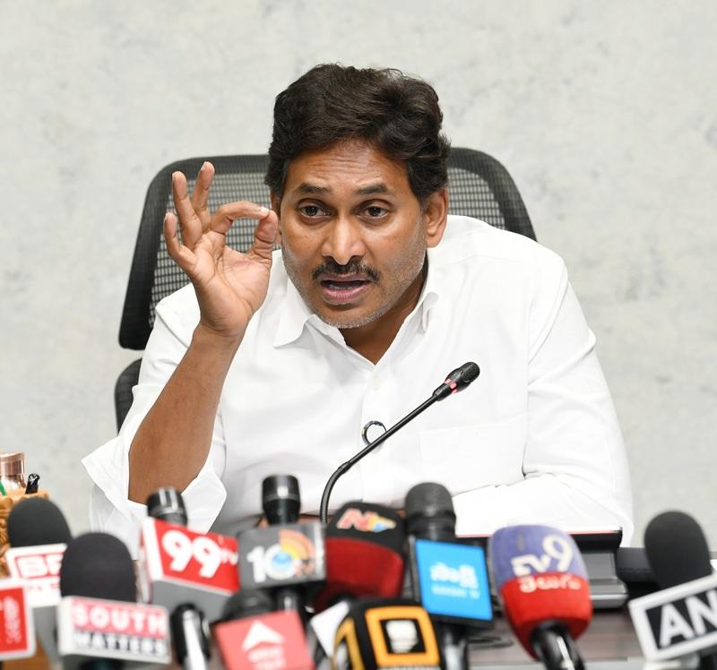 స్థానిక ఎన్నికలను వాయిదా వేసేందుకు చంద్రబాబు కుట్ర చేస్తున్నాడు: వైఎస్ జగన్