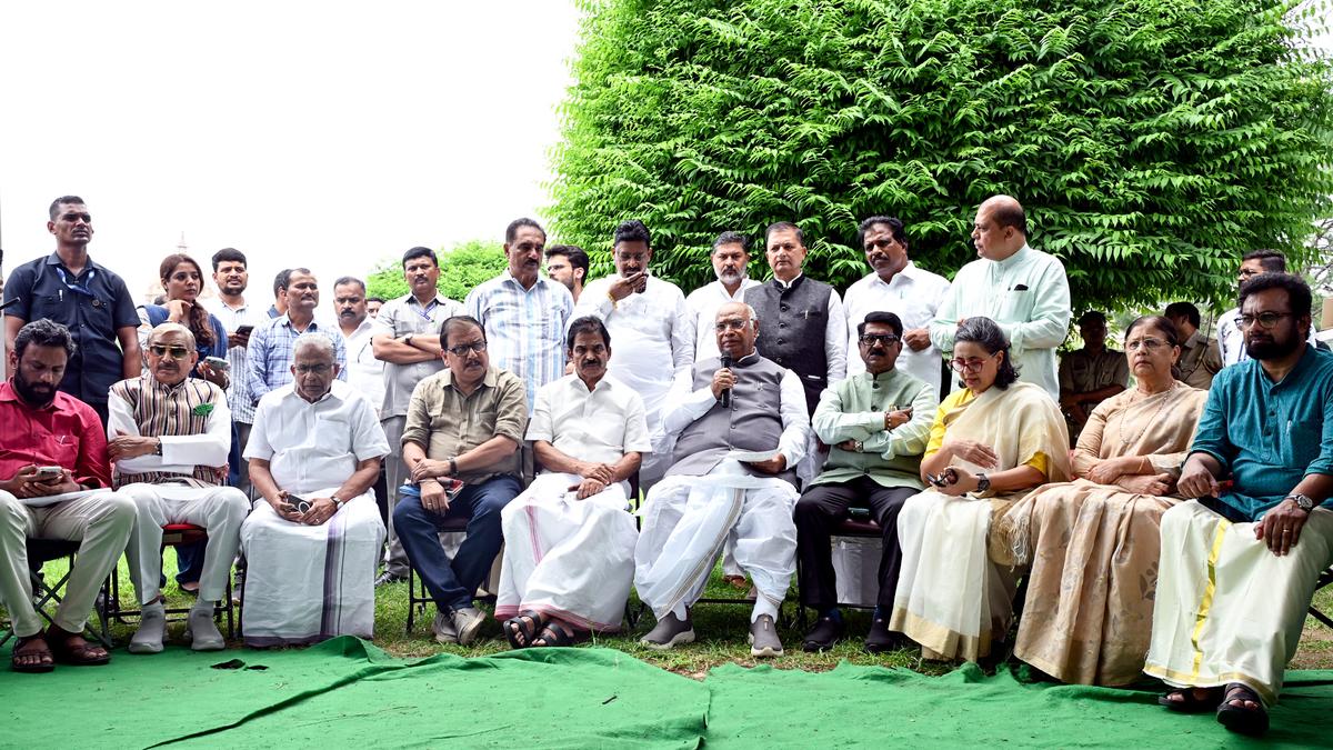 ఢిల్లీ: ఇండియా కూటమి ఎంపీలకు కాంగ్రెస్ అధ్యక్షుడు మల్లికార్జున ఖర్గే విందు