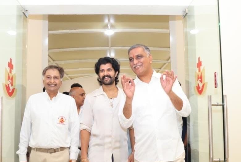 Vijay Deverakonda Joins Harish Rao at Sri Sathya Sai Sanjeevani Hospital's 'Gift of Life' Initiative