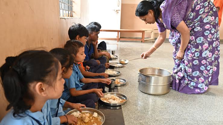 మిడ్‌డే మీల్ భారం తగ్గించండి..క్లస్టర్ కిచెన్లు ఏర్పాటు చేయండి - కర్ణాటక ఉపాధ్యాయుల సంఘం