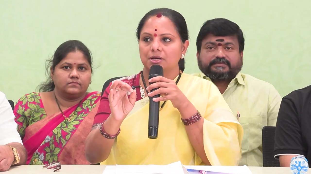 Kavitha Angry Over Reduction of Government Schools