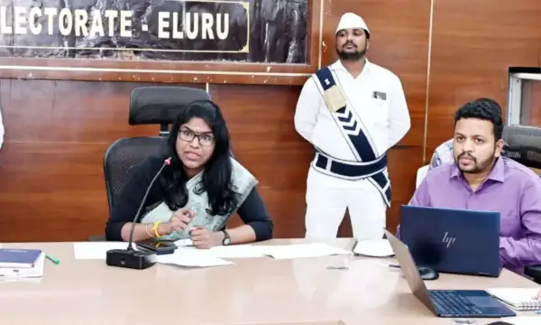 ఏలూరులో పోలింగ్ ఏర్పాట్లపై ఎన్నికల పరిశీలకుడి సమీక్ష..