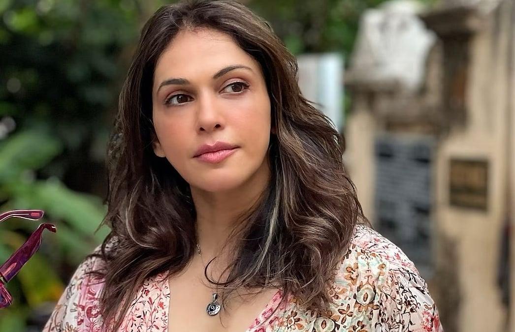 ట్రోల్స్కు ఇషా కొప్పికర్ స్ట్రాంగ్ కౌంటర్...