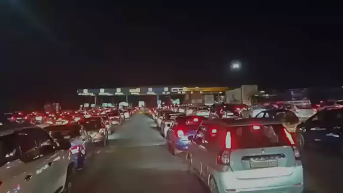 Dasara Return Rush.. Long Queues at Pantangi Toll Plaza