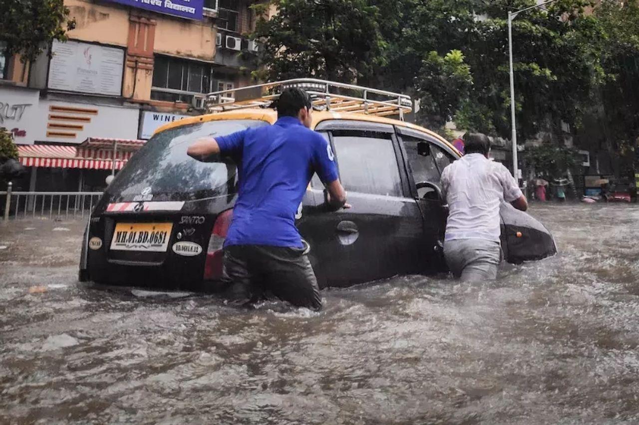 కారు కోసం ప్రాణాలతో పోరాటం.. పుణే వరదల్లో భావోద్వేగ క్షణాలు