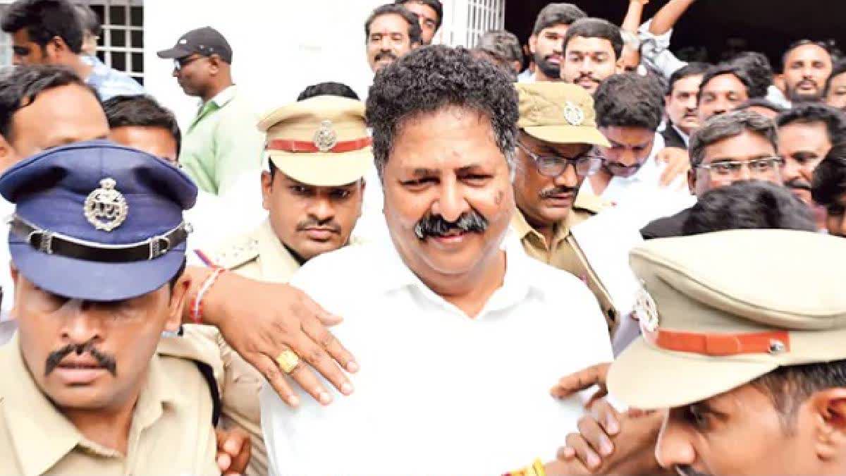 మాజీ మంత్రి కారుమూరిని కస్టడీలోకి తీసుకున్న ఈడీ