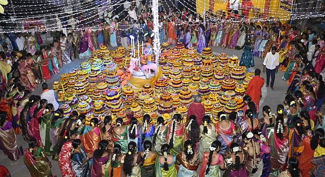అక్టోబర్‌ 10 నుంచి 18 వరకు ఘనంగా బతుకమ్మ వేడుకలు..