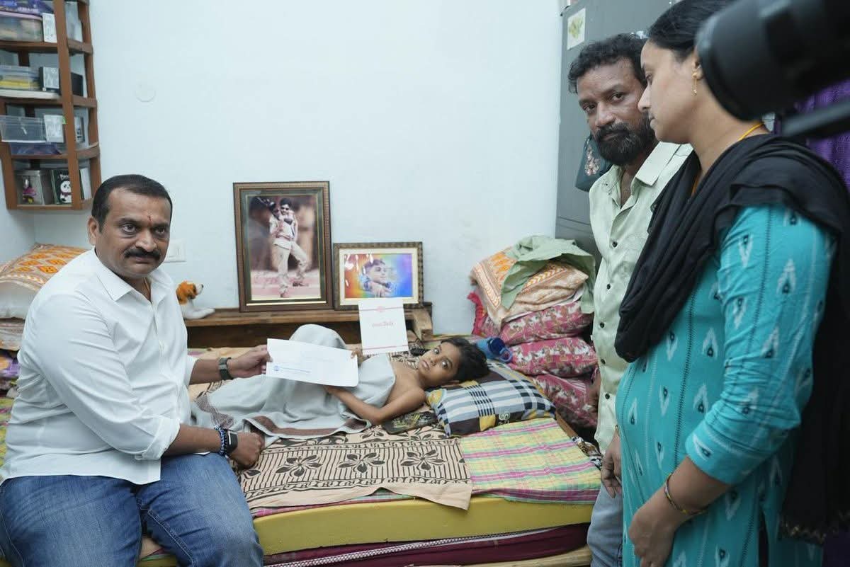 మానవత్వం చాటిన బండ్ల గణేష్.. నిరంజన్ కుటుంబానికి చేయూత