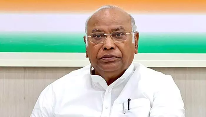 అమెరికా ఒత్తిడికి కేంద్రం తలొగ్గింది: ఖర్గే