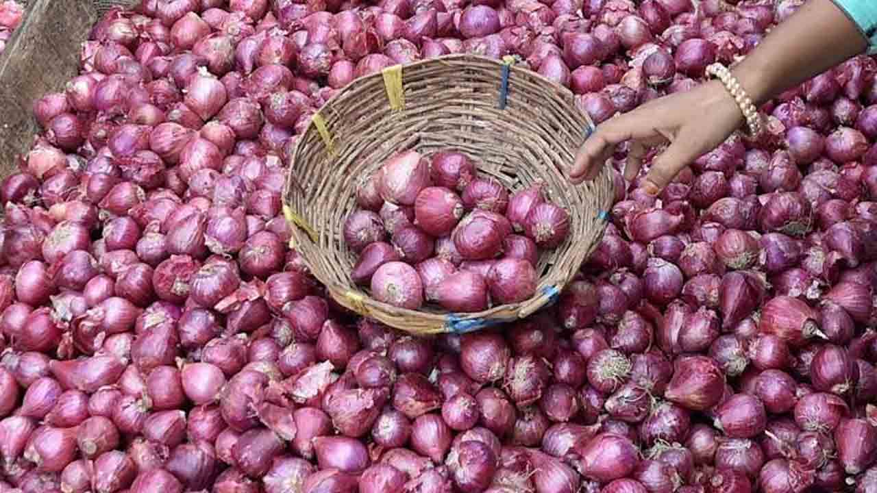 ఘాటెక్కిన ఉల్లి.. భగ్గుమంటున్న ధర!