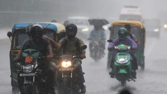 ఢిల్లీలో ఉరుములు, మెరుపులతో భారీ వర్షం...