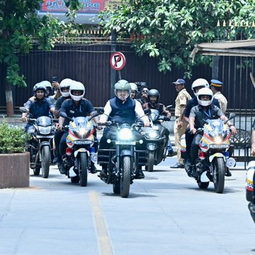 శాసన మండలికి బైక్‌పై వెళ్లిన మహారాష్ట్ర సీఎం దేవేంద్ర ఫడ్నవీస్