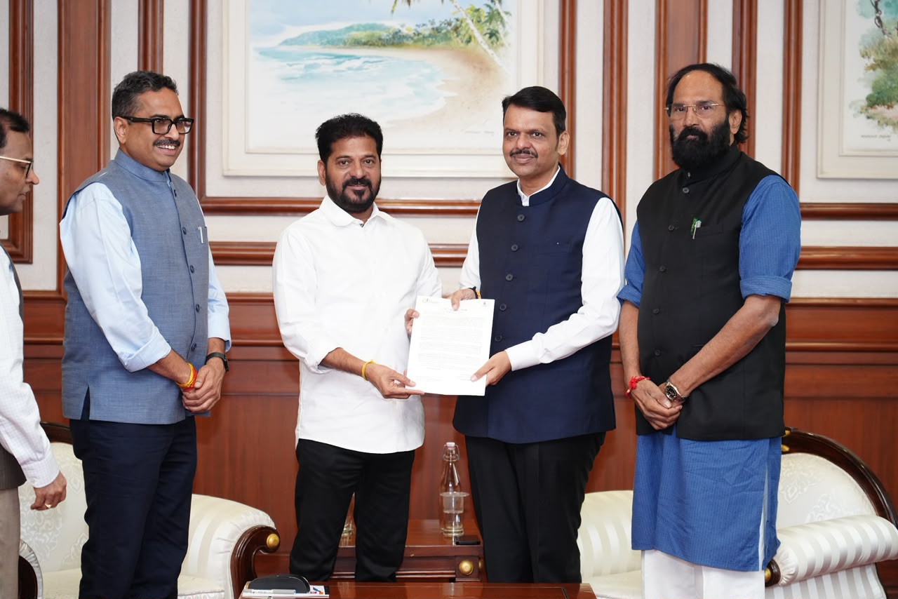మహారాష్ట్ర సీఎం ఫడణవీస్తో సీఎం రేవంత్రెడ్డి బృందం భేటీ