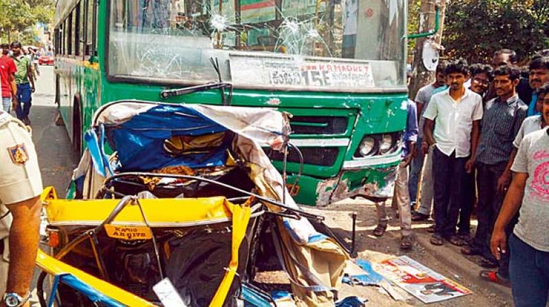 చిలకలూరిపేట వద్ద ఘోర ప్రమాదం