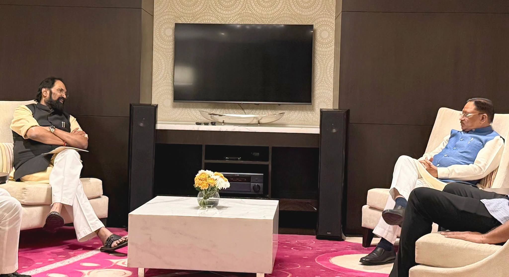 చత్తీస్ఘడ్ ముఖ్యమంత్రి విష్ణు దేవ్ సాయి తో మంత్రి ఉత్తమ్ కుమార్ రెడ్డి భేటి