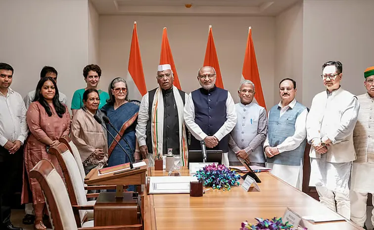 రాజ్యసభ సభ్యులుగా ఖర్గే సహా పలువురి ప్రమాణ స్వీకారం