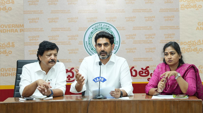 నేపాల్‌లో చిక్కుకున్న ఏపీ యాత్రికులపై లోకేష్ సమీక్ష