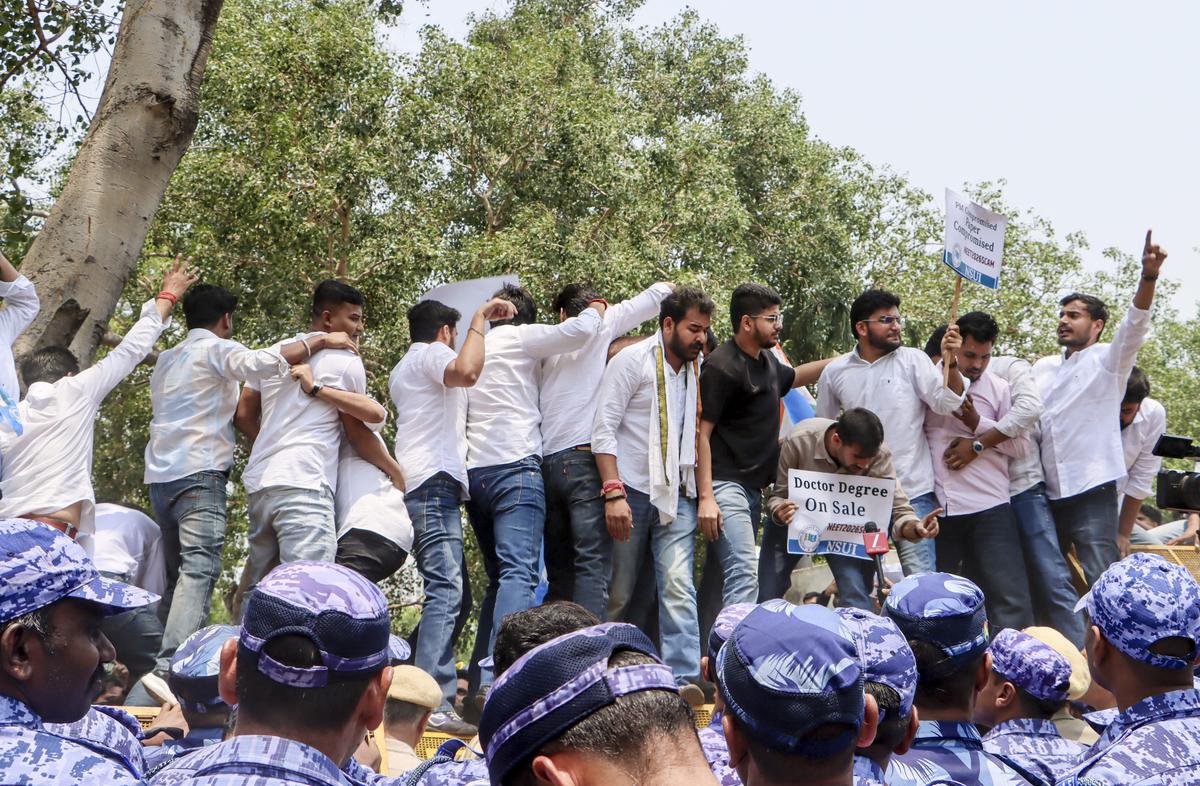 పరీక్షా పత్రాల లీక్లపై విద్యార్థుల భారీ నిరసన