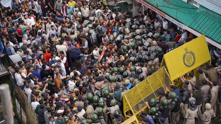 ‘ఇరుముడి’ తొలగింపుపై ప్రేక్షకుల ధర్నా
