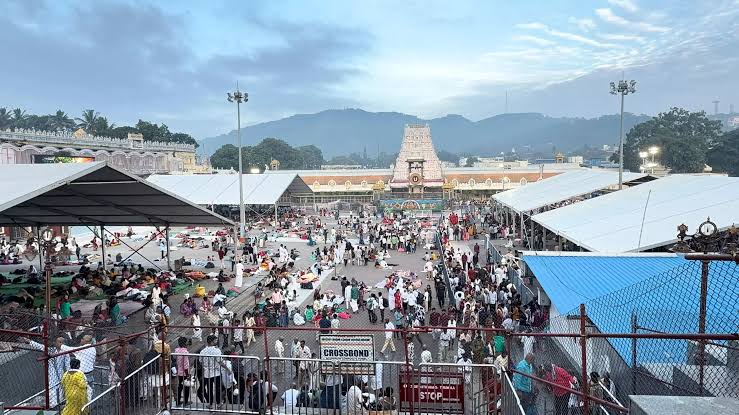 తిరుమలలో కొనసాగుతున్న భక్తుల రద్దీ
