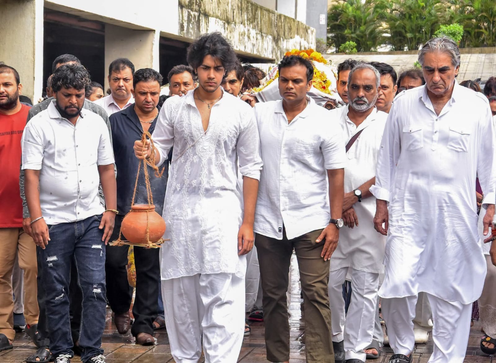 ప్రదీప్ రావత్‌కు కన్నీటి వీడ్కోలు.. నివాళులర్పించిన ఆమిర్ ఖాన్