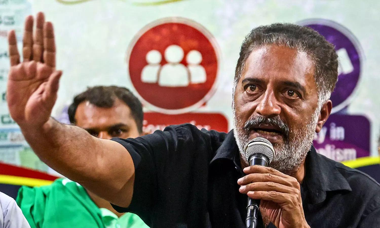 మీడియా ప్రశ్నలకు ప్రజాప్రతినిధులు సమాధానం చెప్పాలి- ప్రకాశ్రాజ్