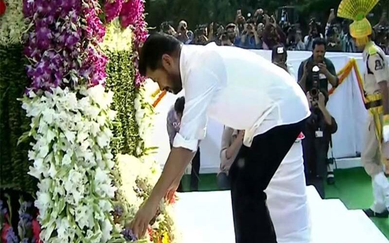 పోలీసు అమరవీరులకు సీఎం రేవంత్ రెడ్డి ఘన నివాళులు