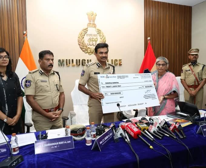 ఇన్నేళ్ల మావోయిస్టు ప్రయాణానికి ముగింపు...కీలక లొంగుబాటు