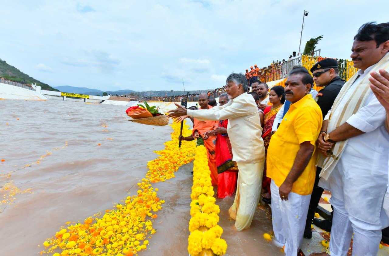 వెలిగొండ తొలి దశను జాతికి అంకితం చేసిన సీఎం చంద్రబాబు నాయుడు