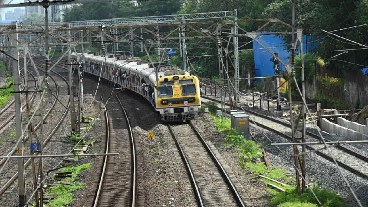 ముంబై లోకల్‌ ప్రయాణికులకు కీలక సూచన