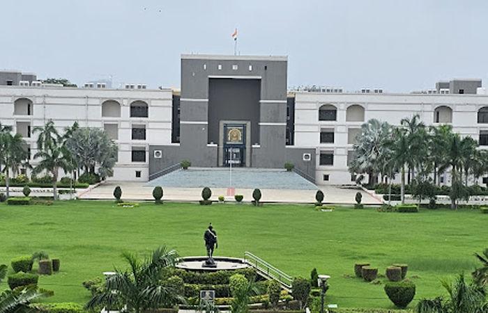 అహ్మదాబాద్ బాంబు పేలుళ్ల కేసులో సంచలన తీర్పు