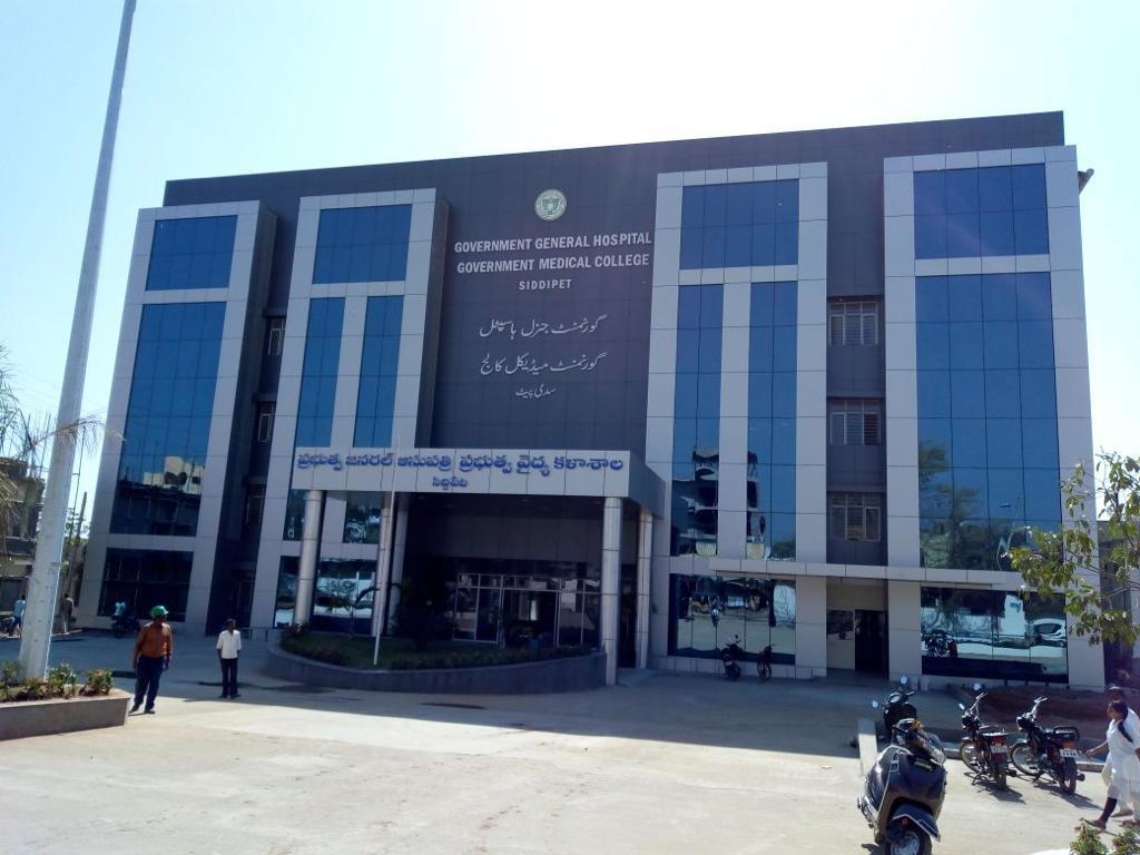 సిద్దిపేట ఆస్పత్రి వద్ద పోలీసుల కళ్లుగప్పి ఖైదీ పరారీ..గాలింపు ముమ్మరం