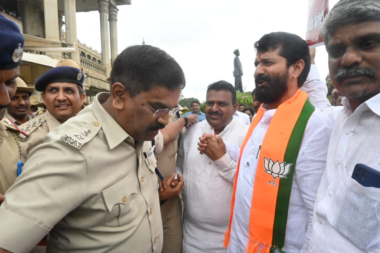 ఫీజు రీయింబర్స్మెంట్ బకాయిలపై బీజేపీ ఆందోళన.. సెక్రటేరియట్ వద్ద నేతల అరెస్ట్!